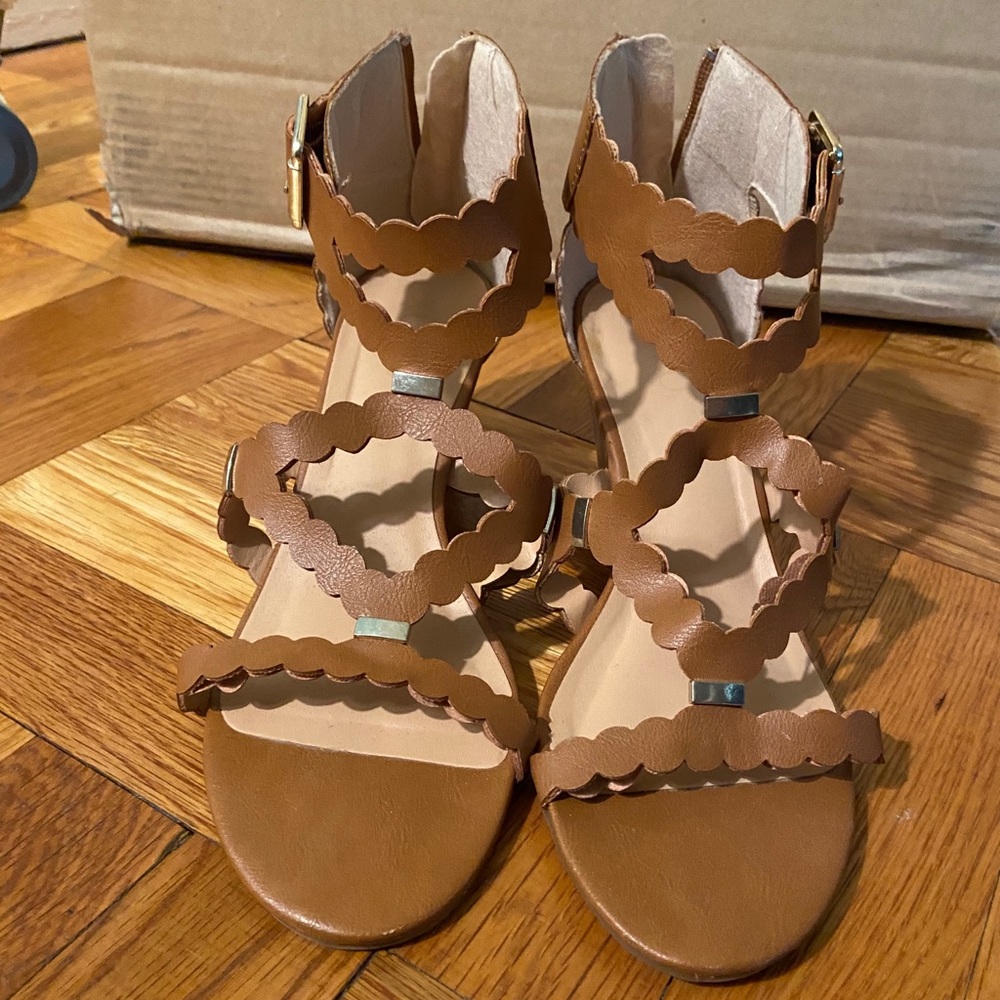 Brown sandals with low platform - size 8.5